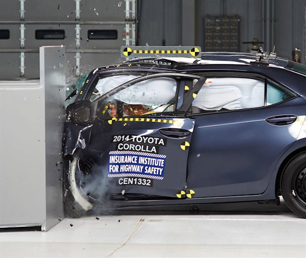Toyota Orolla Crash Test 2013 1
