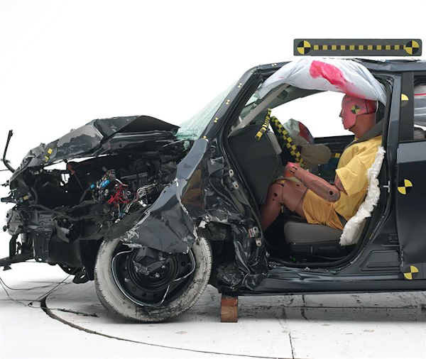 Toyota Orolla Crash Test 2013 2